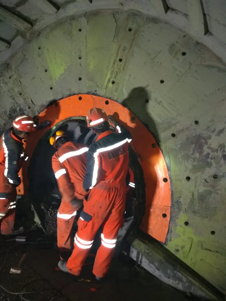 Cuadrilla BVIOSA instalando cubierta de hule en el interior de un espesador