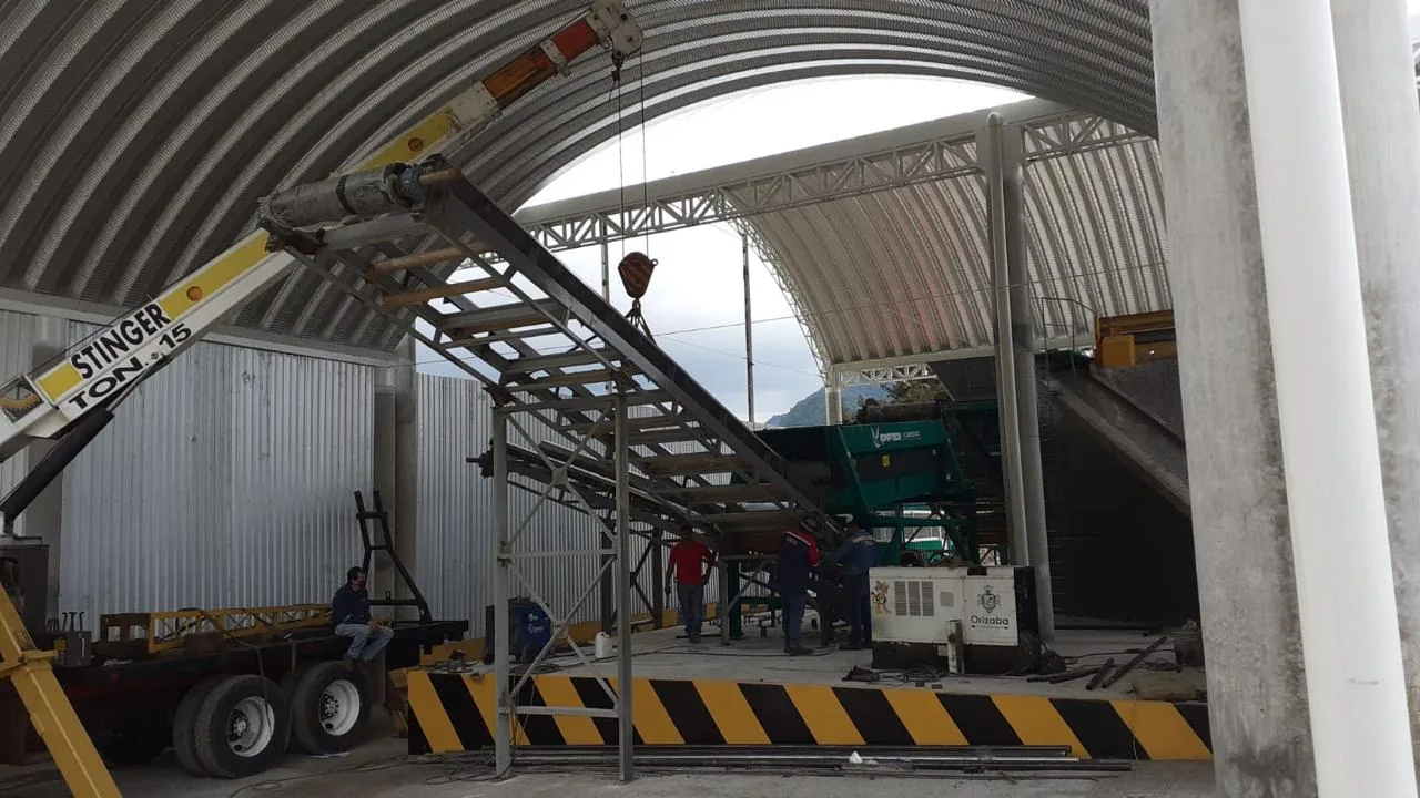 Grúa montando el transportador durante la instalación
