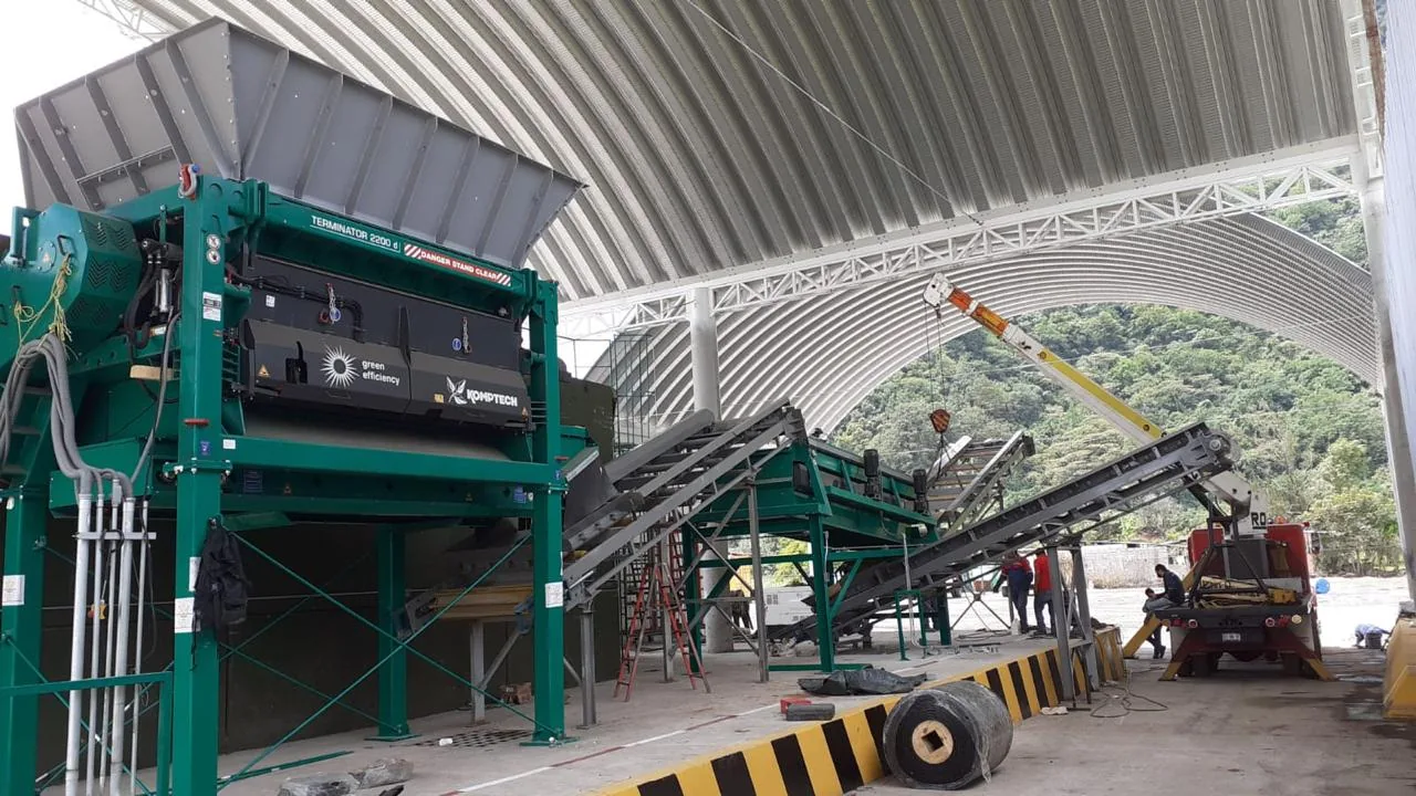 Transportadores instalados por BVIOSA junto a trituradora de residuos